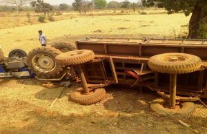 अनियंत्रित होकर पलटा तेज रफ्तार ट्रैक्टर, चालक की मौत, पांच गंभीर