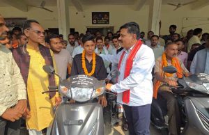 स्कूटी मिलने से लाभार्थियों में खुशी की लहर, उपमुख्यमंत्री के प्रति जताया आभार