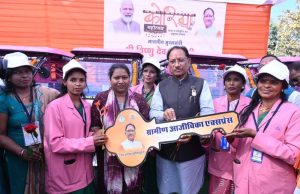 ई-रिक्शा से बच्चों को विद्यालय पहुंचाकर स्वावलंबन की मिसाल बनीं गीता दीदी