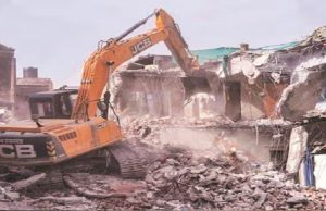 जिला प्रशासन की बड़ी कार्रवाई, एमवाय अस्पताल के पीछे 20 हजार वर्गफीट सरकारी जमीन से अतिक्रमण हटाया