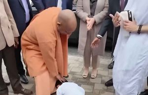जापान में भारतीय संस्कृति की झलक, बच्चे ने पैर छूकर लिया CM योगी का आशीर्वाद