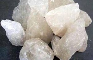 तिजोरी में फिटकरी रखने का अमावस्या वाला गुप्त टोटका – रातों-रात बदल सकती है किस्मत!”