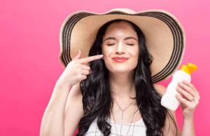 घर के अंदर भी जरूरी है सनस्क्रीन! इसे नजरअंदाज करना पड़ सकता है स्किन को भारी