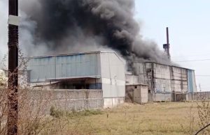 राइस मिल में लगी भीषण आग, काबू पाने में जुटी फायर ब्रिगेड और स्थानीय लोग