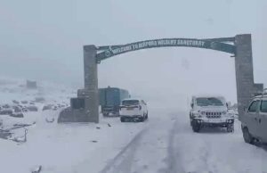 भारी बर्फबारी से जम्मू-कश्मीर की मुख्य सड़क बंद, यातायात प्रभावित