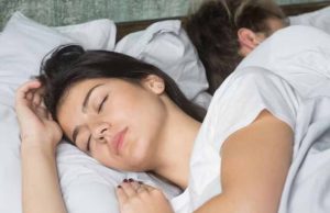 गर्मी में नहीं आती नींद? एक्सपर्ट के ये आसान टिप्स दिलाएंगे सुकून और हटाएँगे थकान