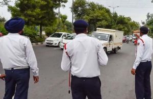 क्या पुरुष ट्रैफिक पुलिसकर्मी गाड़ी चला रही महिलाओं को नहीं रोक सकते?