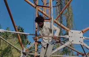 खंडवा में हाईवोल्टेज ड्रामा: पत्नी को बुलाने की जिद में 300 फीट टावर पर चढ़ा पति, पुलिस के छूटे पसीने