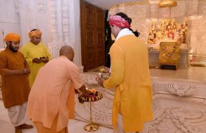 एम योगी ने श्रीराम मंदिर व हनुमानगढ़ी में किया दर्शन-पूजन