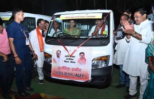 कबीरधाम में ‘दीदियों’ ने संभाली स्टीयरिंग, उपमुख्यमंत्री शर्मा बने पैसेंजर