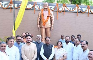 मुख्यमंत्री विष्णु देव साय ने अम्बिकापुर में भटगांव विधानसभा के पूर्व विधायक पंडित रविशंकर त्रिपाठी की प्रतिमा का किया अनावरण