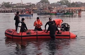 वृंदावन में बोट डूबने के बाद 10 की मौत, घंटों बाद दलदल में फंसी मिली बोट, 5 लोग अब भी लापता