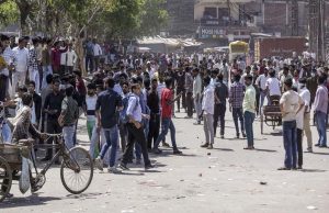 20 हजार सैलरी की डिमांड पर अड़े कर्मचारी, फैक्ट्रियों में काम बंद, पुलिस पर पत्थरबाजी