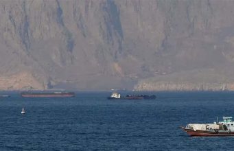 स्ट्रेट ऑफ होर्मुज से निकला ईरानी जहाज, अमेरिका ने किया वार; अब कैसे होगी बातचीत?