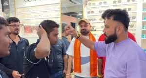 भोपाल-छिंदवाड़ा में लेंसकार्ट शोरूम पर बजरंग दल का प्रदर्शन, कर्मचारियों को तिलक और कलाई पर कलावा बांधा