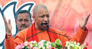 गारबेटा में भी योगी-योगी, सड़कों-छतों पर खड़े होकर हजारों लोगों ने किया बुलडोजर बाबा का दीदार