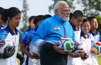 पीएम मोदी ने फुटबॉल मैच में गोल के बाद खिलाड़ियों के साथ मनाया जश्न, देखिए तस्वीरें