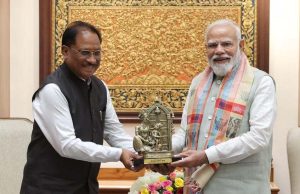 प्रभु श्रीराम के आदर्शों से प्रेरित छत्तीसगढ़ : मुख्यमंत्री साय ने प्रधानमंत्री नरेंद्र मोदी को बेल मेटल निर्मित ‘माता कौशल्या के राम’ कलाकृति की भेंट