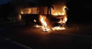 Gwalior में बस हादसा, टायर फटने के बाद लगी आग; पुलिस ने कांच तोड़कर 16 लोगों को बचाया