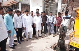 ऊर्जा मंत्री तोमर ने उपनगर ग्वालियर में नाला निर्माण एवं सीवर लाइन का किया निरीक्षण