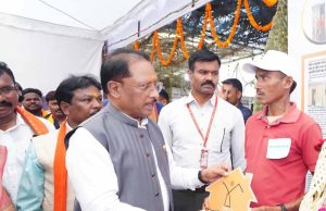 सिलगेर के माड़वी कोसा की मेहनत रंग लाई: अपने हाथों से बनाया घर, CM ने सौंपी खुशियों की चाबी
