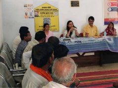 विशेष ग्राम सभा में ग्रामवासियों को जनगणना के सम्बन्ध किया जा रहा है जागरुक