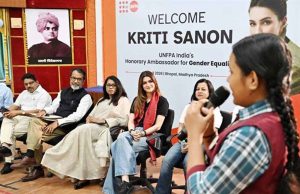 यूएनएफपीए एंबेसेडर कृति सेनन ने विद्यार्थियों से किया संवाद, जेंडर इक्वैलिटी का दिया संदेश