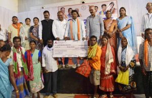 श्रमिक सम्मेलन में विकास की नींव रखने वाले हाथों का सम्मान