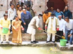 मंत्री विश्वास सारंग ने द्वारका नगर में बावड़ी की सफाई हेतु किया श्रमदान