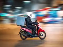 पेट्रोल-डीजल महंगा होते ही 10 मिनट डिलीवरी पर असर, अब बढ़ सकती है फास्ट सर्विस की कीमत