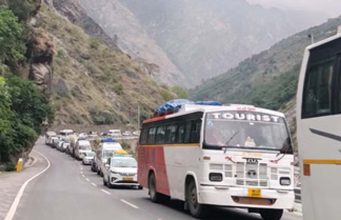 जोशीमठ में 7 किमी लंबा जाम, गर्मी और छुट्टियों में वाहनों का भारी दबाव