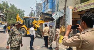 वृंदावन परिक्रमा मार्ग में अतिक्रमण हटाया गया, श्रद्धालुओं को राहत