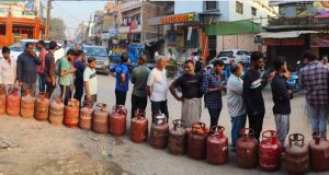 आगरा में एलपीजी संकट गहराया, गैस सिलिंडर की कमी से घरेलू और व्यावसायिक उपभोक्ता परेशान