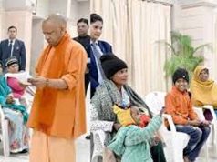 लखनऊ में ‘जनता दर्शन’: सीएम योगी ने सुनी फरियाद, बिहार से आई महिला का भावुक पल