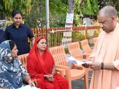 जनता दर्शन में सीएम योगी ने सुनीं समस्याएं, इलाज के लिए देंगे आर्थिक मदद