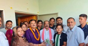 डिप्टी सीएम के सरप्राइज गिफ्ट से खिल उठी टॉपर अंशुल, 10वीं में 99% अंक से रचा कमाल