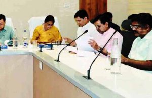विकास कार्यों में देरी बर्दाश्त नहीं, उद्योग मंत्री देवांगन ने अधिकारियों को दिए सख्त निर्देश