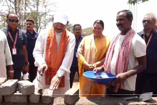 जशपुर के चंदागढ़ पहुंचे CM साय: PMAY हितग्राही के घर में ईंट रखकर बढ़ाया हौसला
