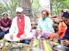 सीएम साय ने निर्माणाधीन पंचायत भवन में श्रमिकों के साथ बैठकर खाया बोरे बासी और आमा चटनी