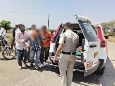 रतलाम के डायल-112 हीरोज सड़क हादसे में घायल हुए तीन लोगों को समय पर पहुँचाया अस्पताल भोपाल रतलाम जिले के थाना रिंगनोद क्षेत्र मेंडायल-112 जवानों की त्वरित प्रतिक्रिया और संवेदनशील कार्यवाहीसे सड़क दुर्घटना में गंभीर रूप से घायल तीन व्यक्तियों को समय पर अस्पताल पहुँचाकर उपचार दिलाया गया। समय पर मिली सहायता से घायलों को शीघ्र चिकित्सा सुविधा उपलब्ध हो सकी। 07 मई को सुबह राज्य स्तरीय पुलिस कंट्रोल रूम डायल-112 भोपाल को सूचना प्राप्त हुई कि थाना रिंगनोद क्षेत्र अंतर्गतबिनोलीफंटा रोडपर दो मोटर साइकिलों की आमने-सामने से टक्कर हो गई है, जिसमें तीन व्यक्ति गंभीर रूप से घायल हो गए हैं। तत्काल पुलिस सहायता की आवश्यकता है। सूचना मिलते ही रिंगनोद थाना क्षेत्र में तैनात डायल-112 एफआरव्ही वाहन को तुरंत घटनास्थल के लिए रवाना किया गया। डायल 112 स्टॉफआरक्षक चंद्रपाल सिंह एवं पायलट मंगलेश्वर सूर्यवंशीने मौके पर पहुँचकरपाया कि मोटरसाइकिल दुर्घटना में तीन लोग गंभीर रूप से घायल हो गए थे। डायल-112 जवानों ने बिना समय गंवाए सभी घायलों कोएफआरव्ही वाहनकी सहायता से तत्कालशासकीय अस्पताल जावरापहुँचाया।डायल-112 जवानों की तत्परता से घायलों को समय पर उपचार मिल सका। डायल 112 हीरोजश्रृंखला के अंतर्गत यह घटना दर्शाती है कि मध्यप्रदेश पुलिस की डायल-112 सेवा हर आपात परिस्थिति में त्वरित सहायता, संवेदनशीलता और जनसेवा की भावना के साथ आमजन के लिए सदैव सक्रिय और प्रतिबद्ध है।