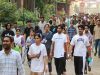 UPSC Prelims में अभ्यर्थियों की अग्निपरीक्षा! तपती जमीन पर नंगे पैर पहुंचे एग्जाम सेंटर