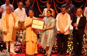 सीएम योगी के हाथों नियुक्ति पत्र पाकर खिले अभ्यर्थियों के चेहरे