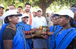सुशासन तिहार: सरोधी में महिला स्व सहायता समूह ने मुख्यमंत्री को भेंट की स्थानीय उत्पादों की टोकरी